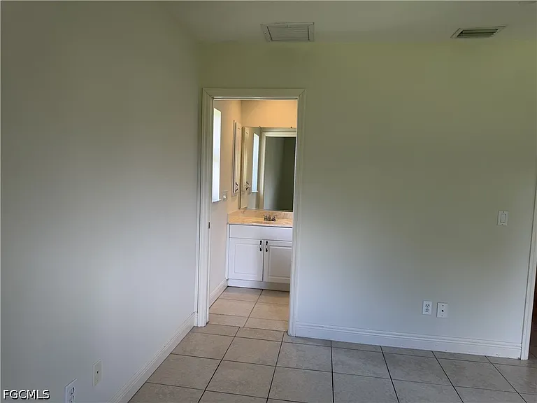 305 NW 22nd Pl — Photo 9