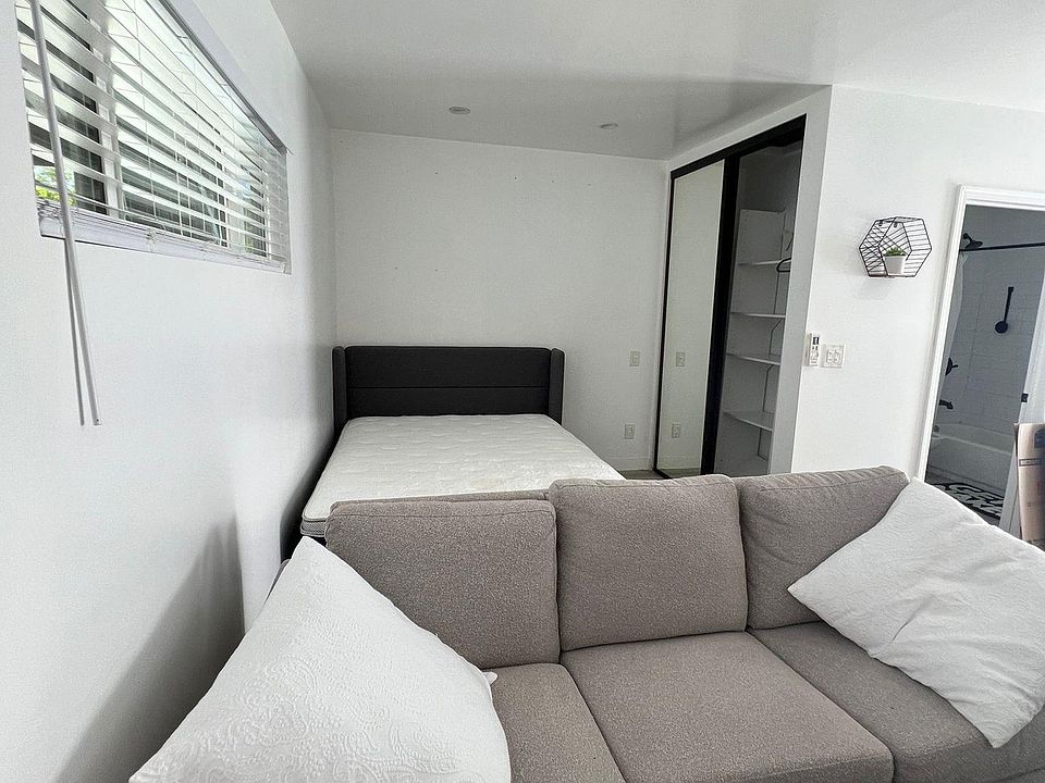 2nd image of 5632 Gentry Ave