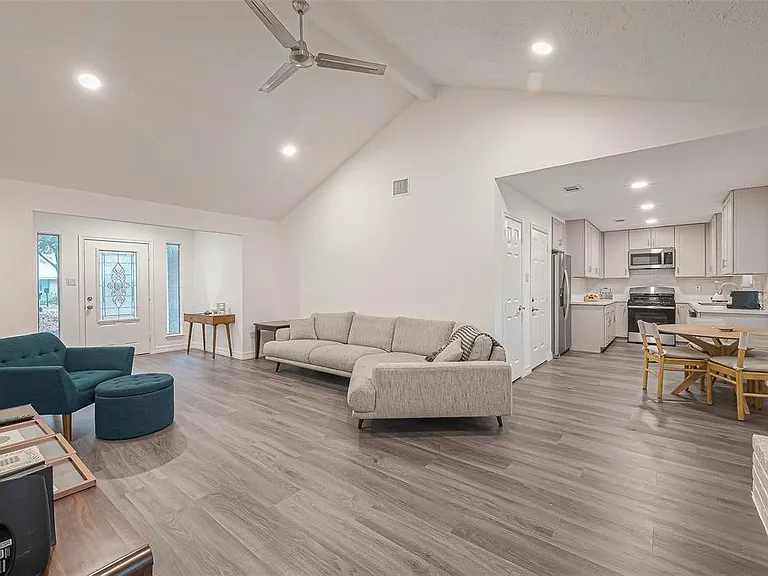 26415 Hunters Hollow Dr — Photo 2