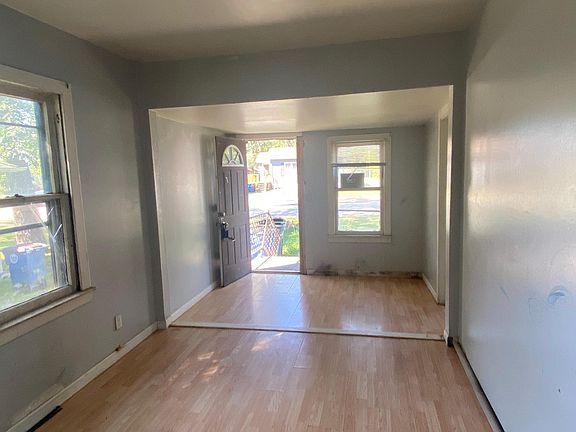 3rd image of 2581 Marion St