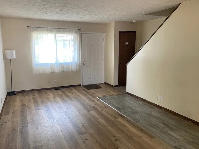 2811 W Koenig St — Photo 2