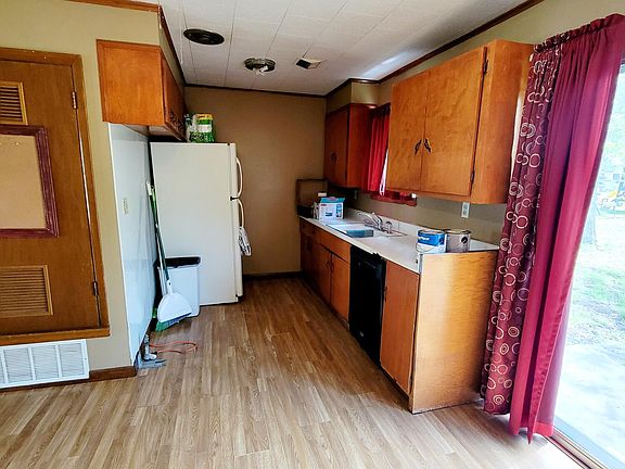 3rd image of 403 Cedar St