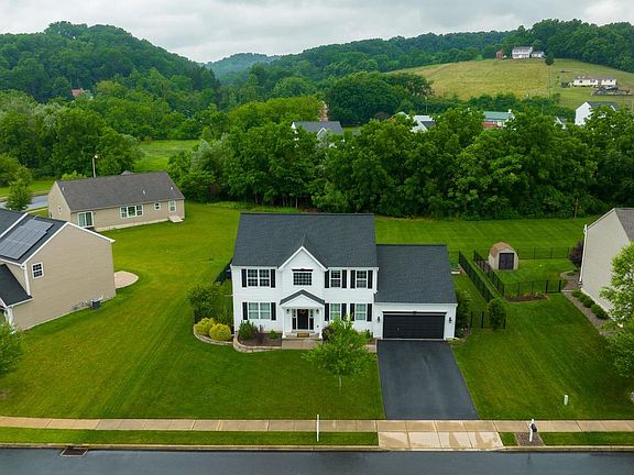 3rd image of 707 Belfair Dr