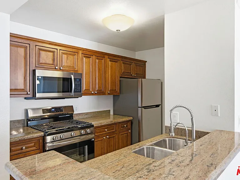 909 N Croft Ave #305 — Photo 2