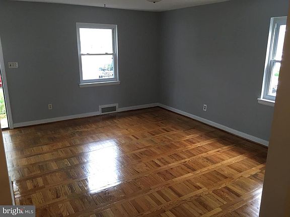 4th image of 820 S Highland St