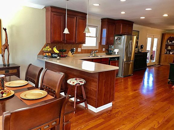 3rd image of 11053 Farragut Hills Blvd
