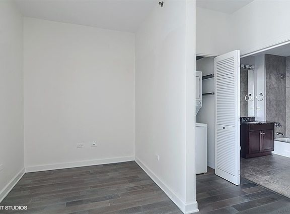 4th image of 1211 S Prairie Ave APT 2602