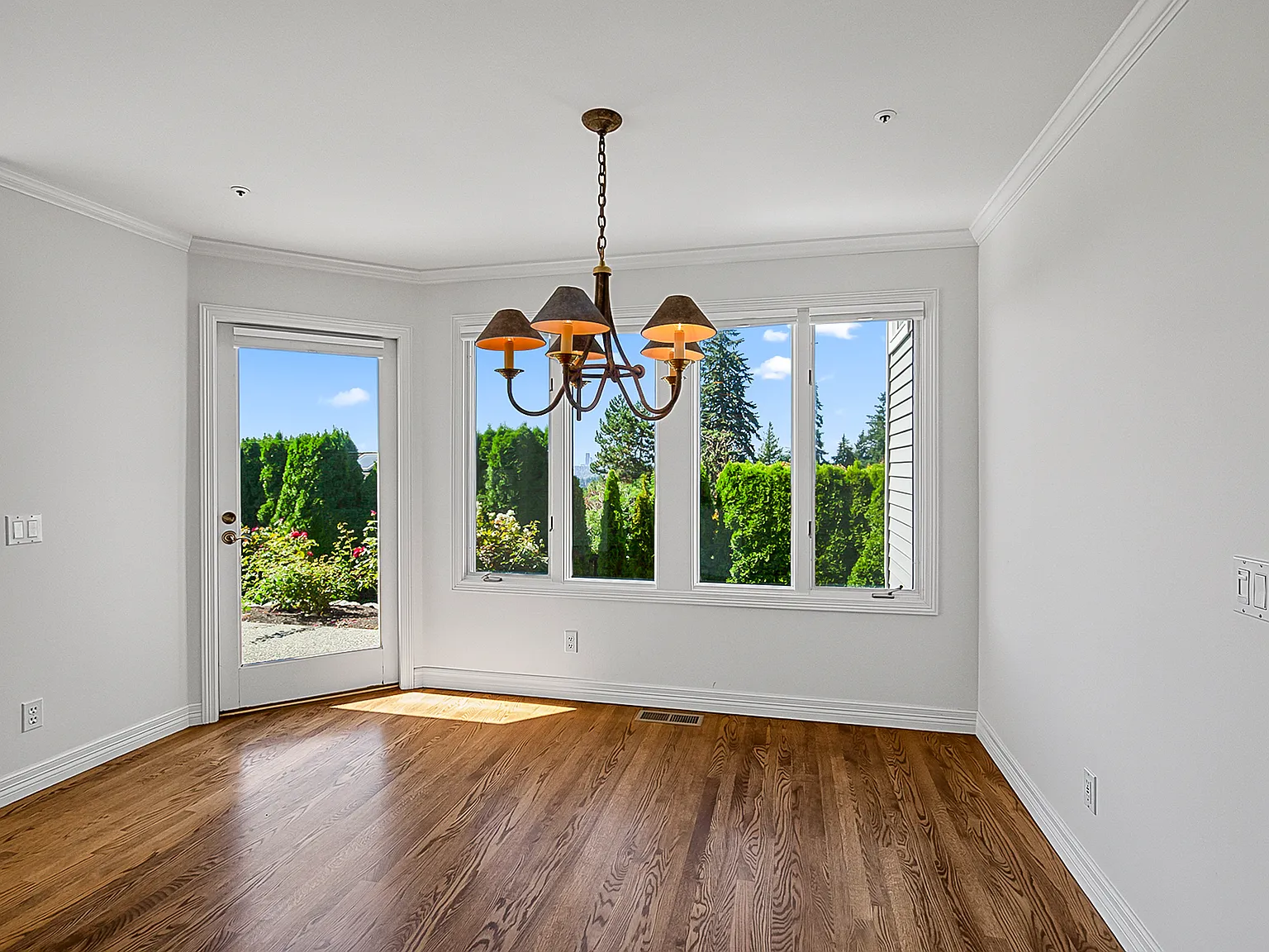 4 bed, 2.5 bath, 3470 sqft, $8,588 — Photo 4