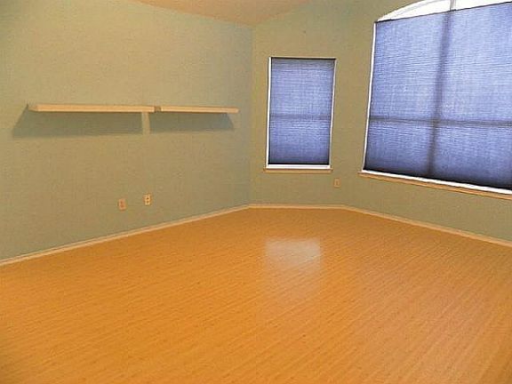 4th image of 2821 Creek Valley Dr