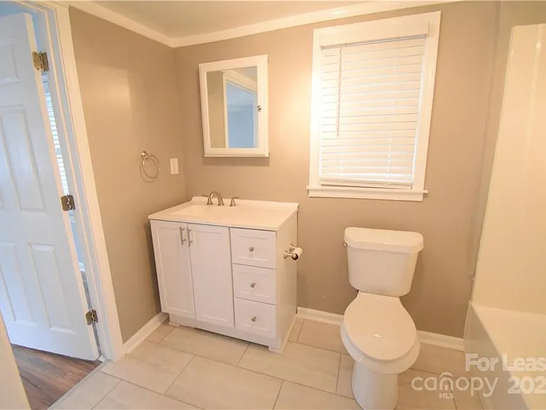 1077 Henderson St — Photo 15