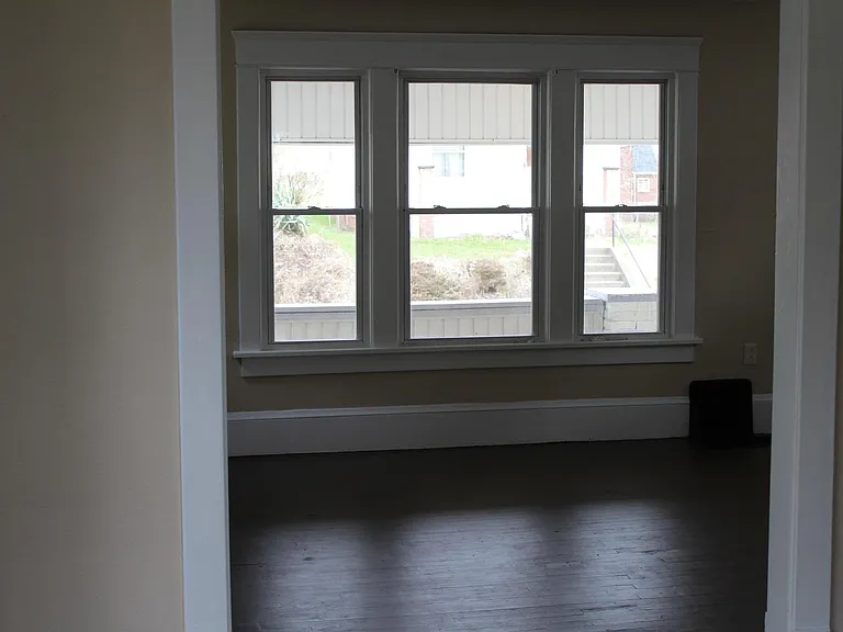 1615 Royal Ave NE — Photo 4