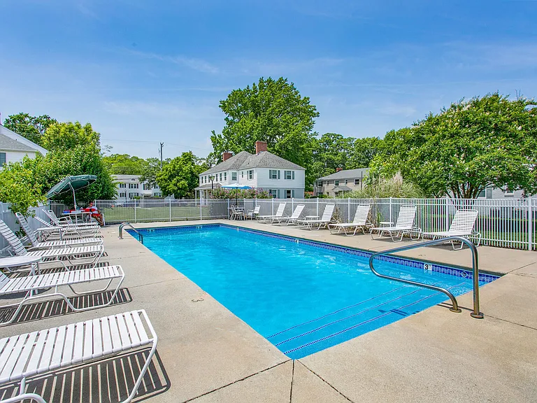 Sterling Oaks Apartments — Photo 12