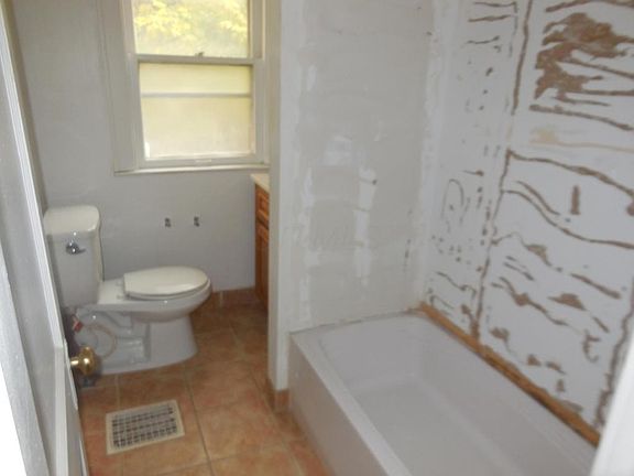 5th image of 79 Southwood Ave