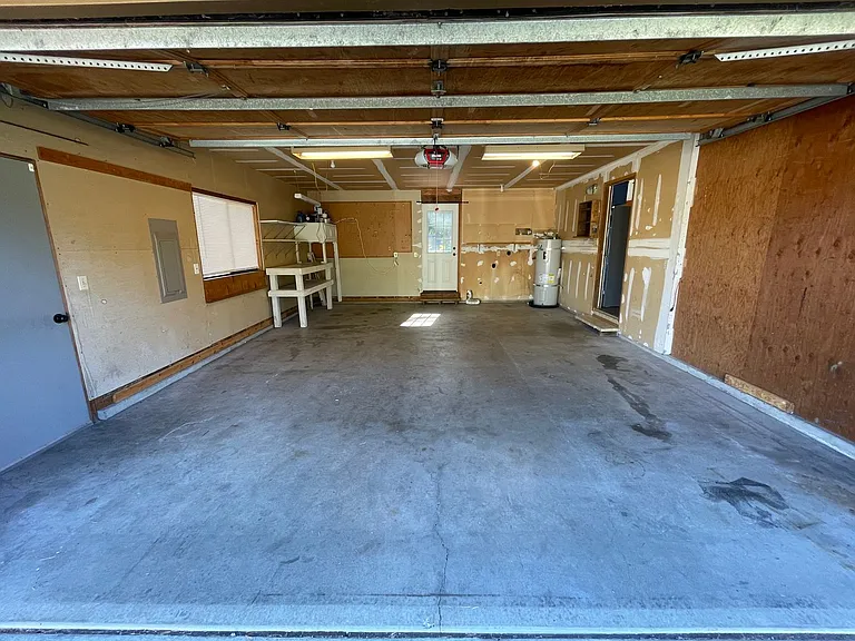 2061 NE 9th Ave — Photo 6