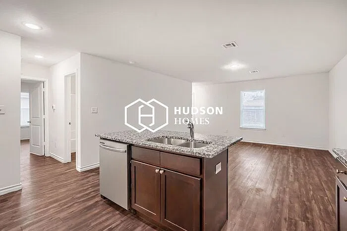3 bed, 2.0 bath, 1028 sqft, $999 — Photo 4