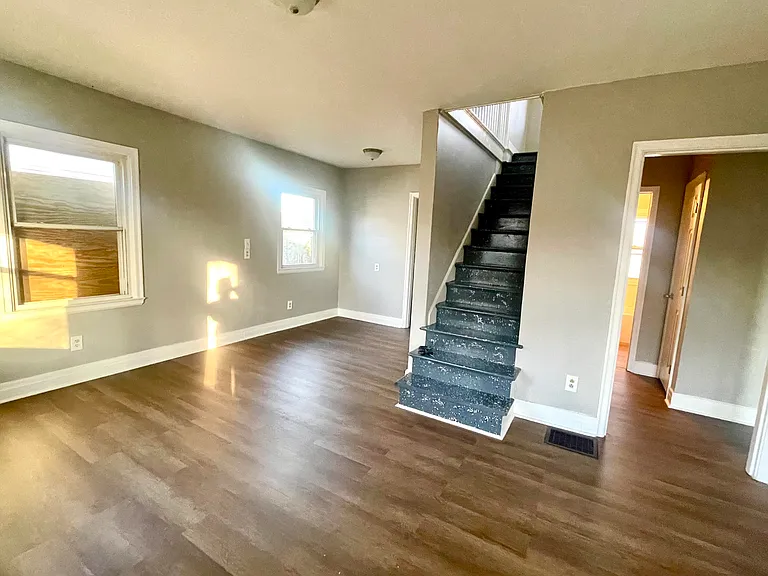 120 Clyde St — Photo 3