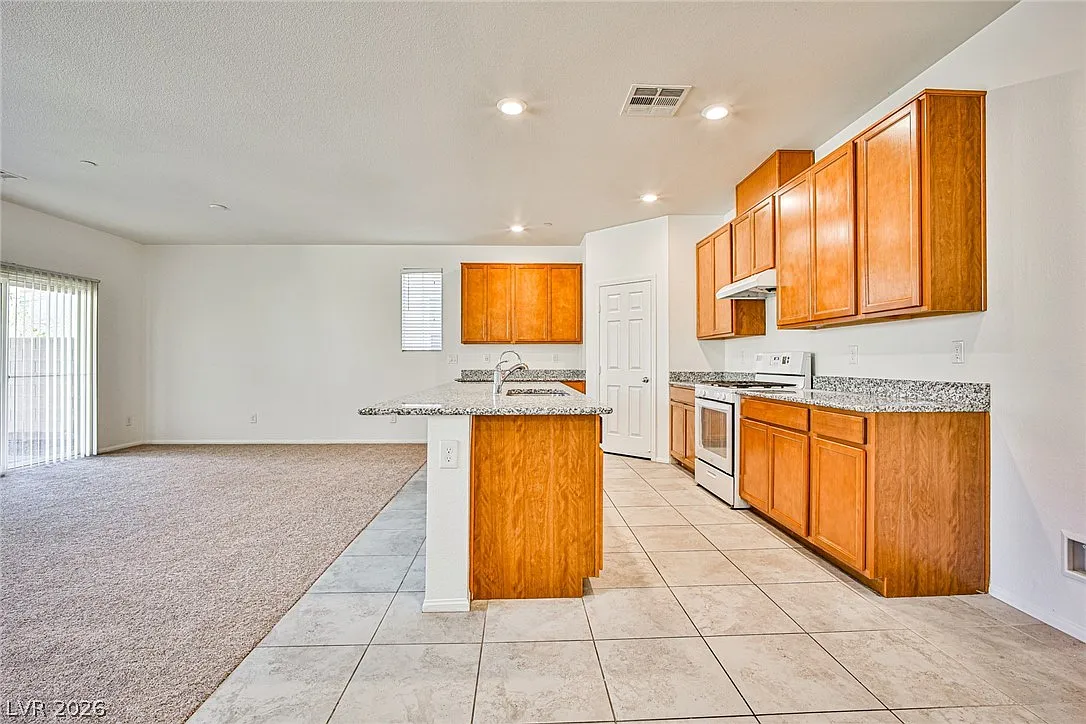 4 bed, 2.5 bath, 2819 sqft, $2,490 — Photo 3
