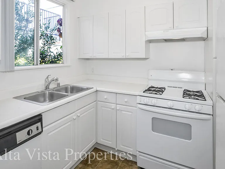 855 Emerald St — Photo 3
