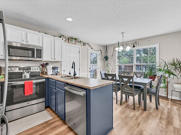 3rd image of 3439 Queensbury Rd