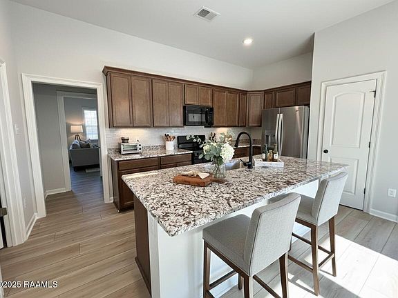 3rd image of 118 Brattle Ct