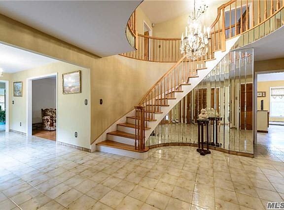 2nd image of 140 Highwood Cir