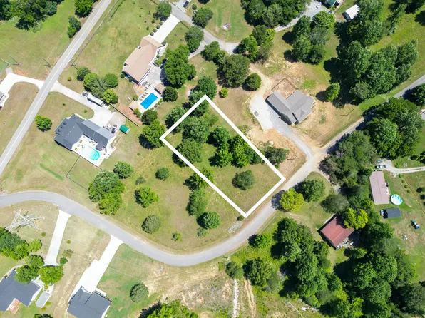 2 W Three Windstone Dr, Trenton, GA 30752