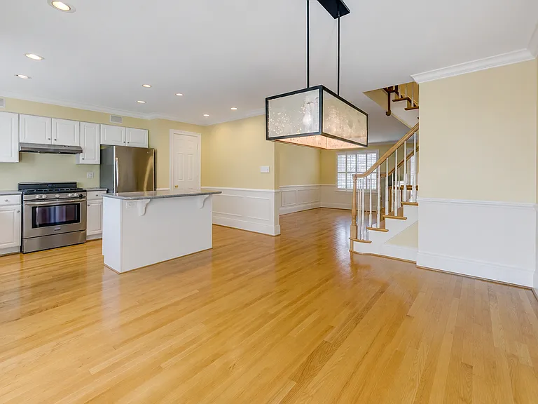 715 Leister Dr — Photo 3