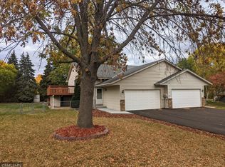 1050 Butte Ct, Chanhassen, MN 55317