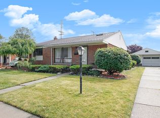 102 Lyons Dr, Troy, MI 48083