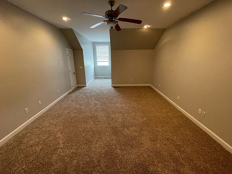310 Stratford Dr — Photo 15