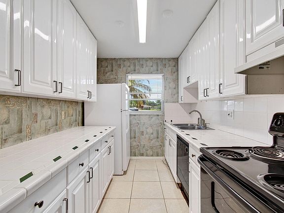 3rd image of 1057 E Circle Terrace