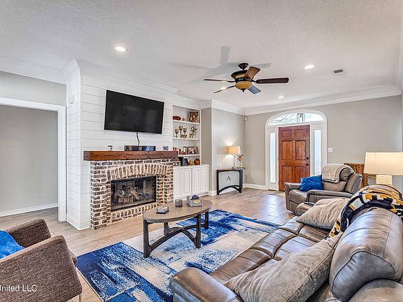 4th image of 15336 Lakeview Ct