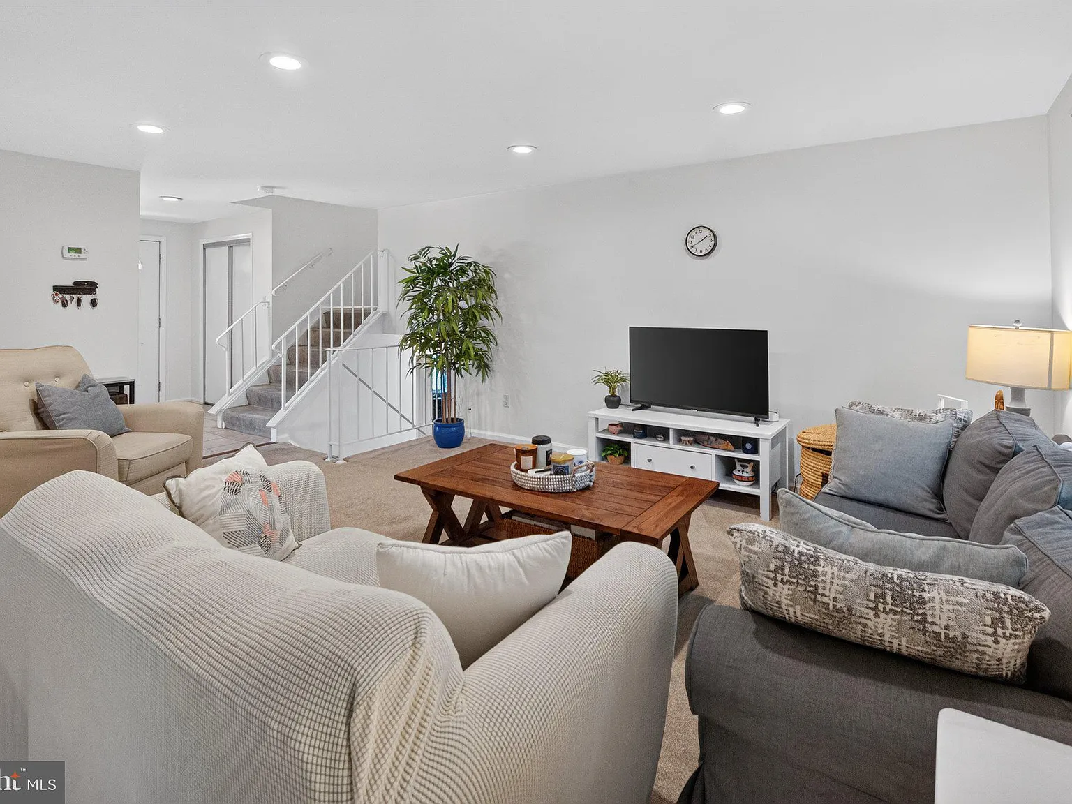 5 bed, 2.5 bath, 2044 sqft, $3,700 — Photo 4