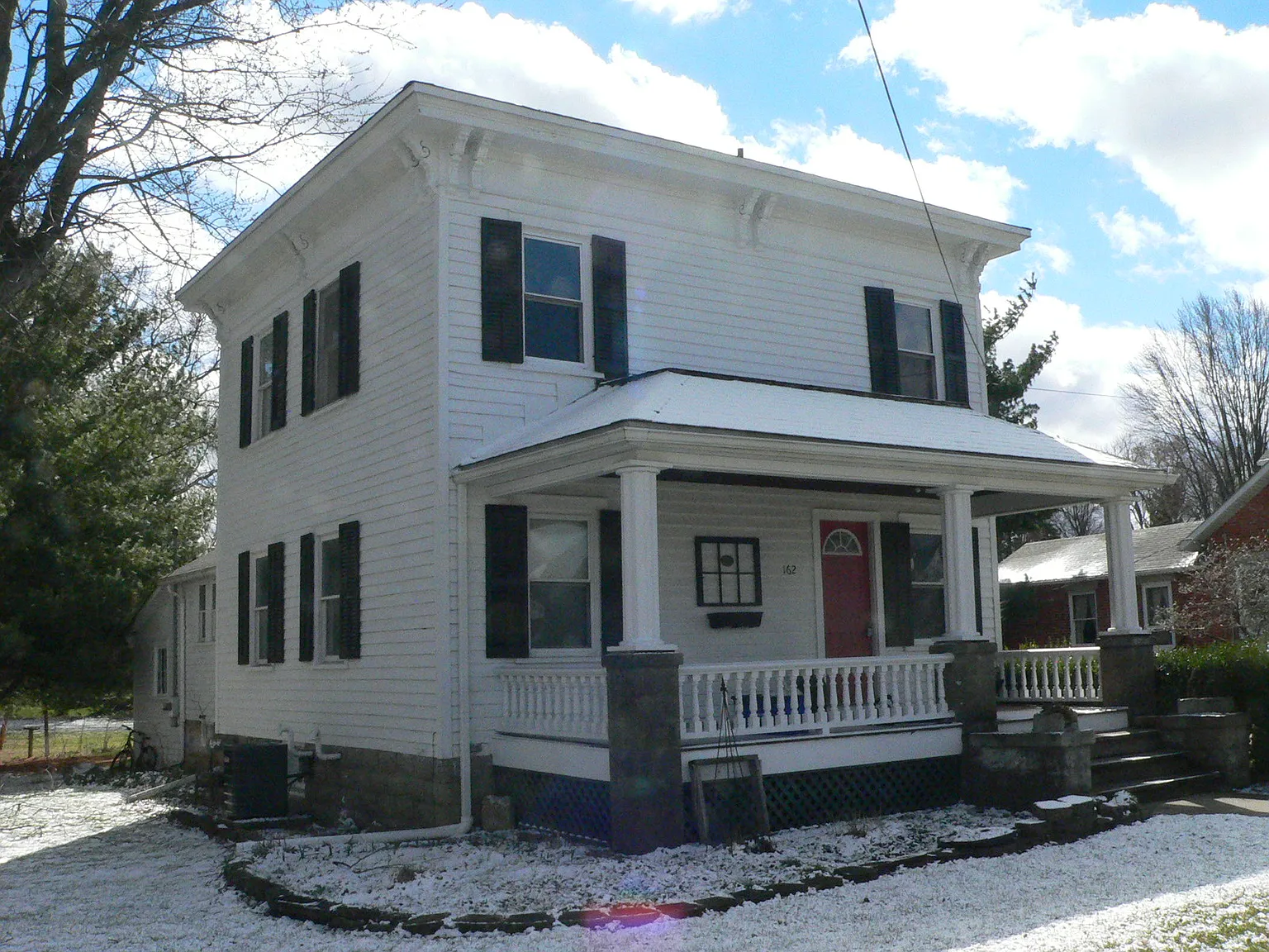 162 E Main St photo 1