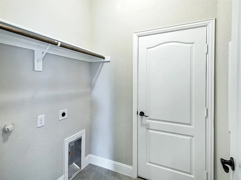 6026 Priory Dr — Photo 16