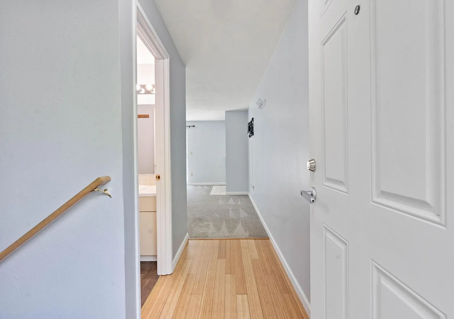 $600 off 1st month! Beautiful, bright 2-bdrm/2.5-bath Lake Oswego condo. W/D, covered parking, po... — Photo 4