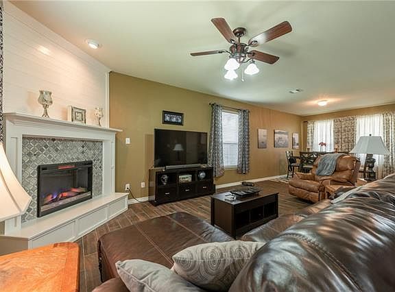 2nd image of 612 Deauville Dr