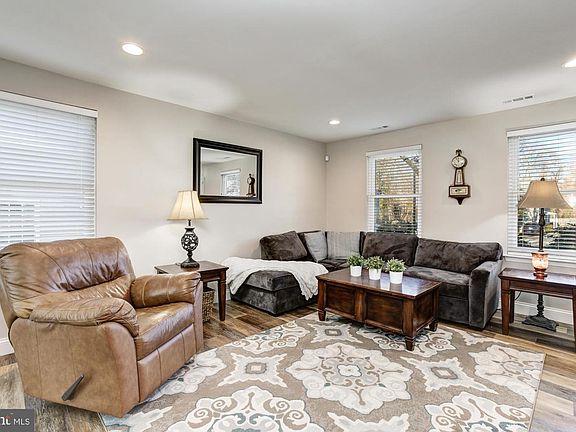 5th image of 416 Stanford Ct