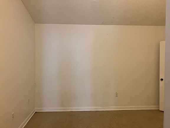 1 bedroom apartment. Upstairs apartments have vaulted ceilings.