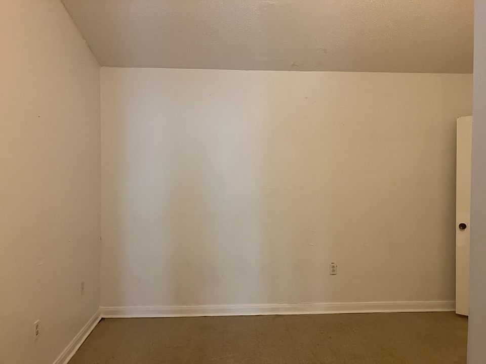 1 bedroom apartment. Upstairs apartments have vaulted ceilings.