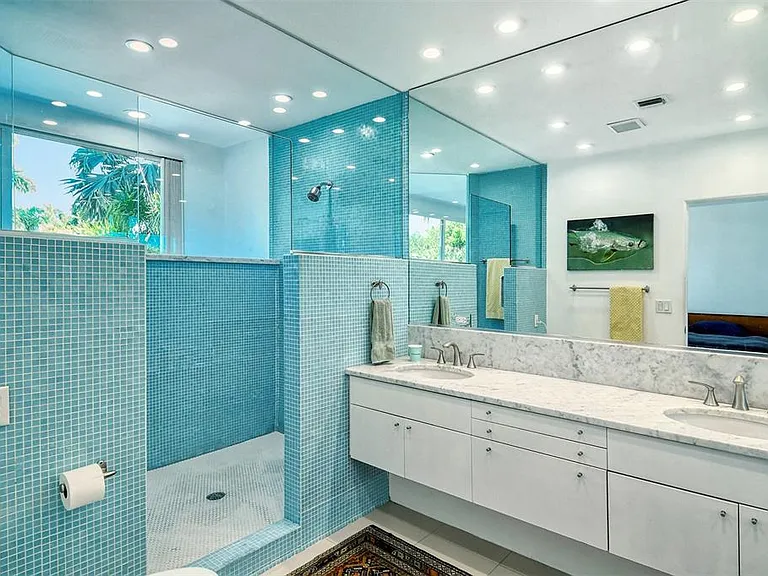 213 N Washington Dr — Photo 47