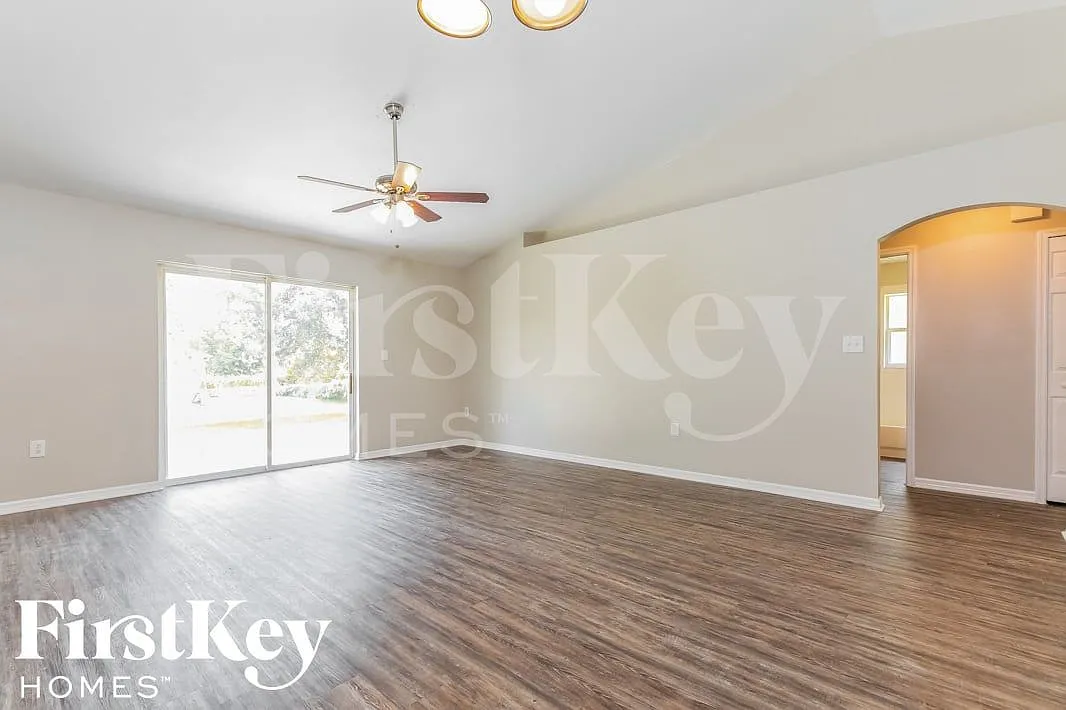3 bed, 2.0 bath, 1213 sqft, $2,120 — Photo 2