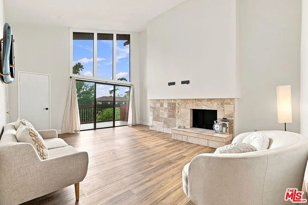 2 bed, 2.0 bath, 1142 sqft, $4,300 — Photo 1