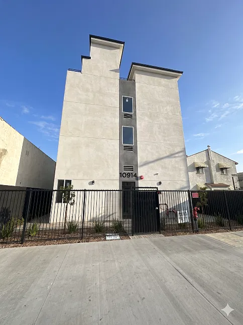 10914 S. Main St. — Photo 2
