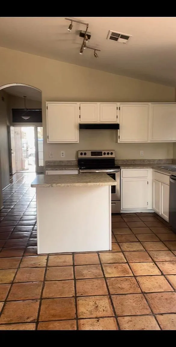 621 N Ocotillo Ln — Photo 4
