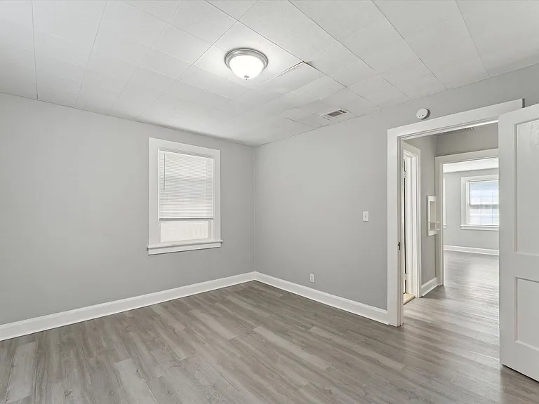2102 E 41st St — Photo 13