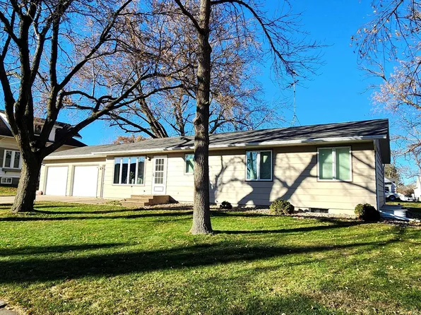 1113 1st St, Hull, IA 51239