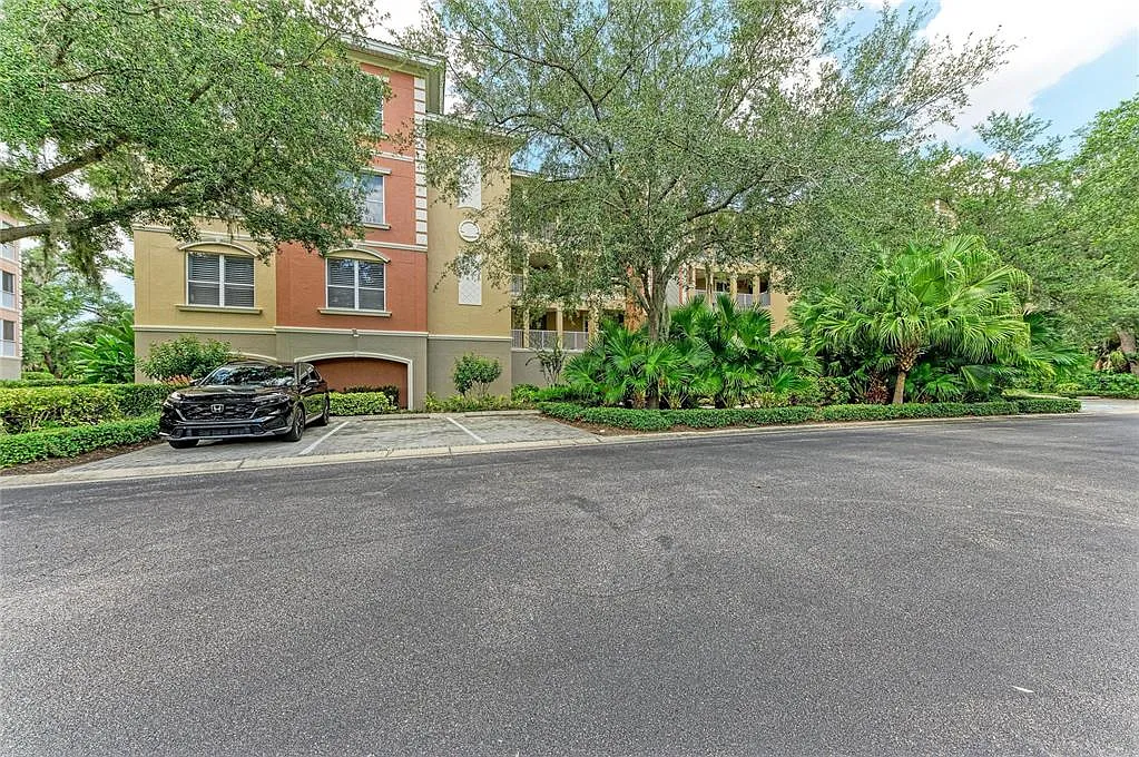 3 bed, 3.0 bath, 2392 sqft, $4,200 — Photo 2