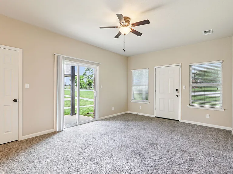 B2 - DUPLEX - 2BD, 2BA - 1054SF - Living Room