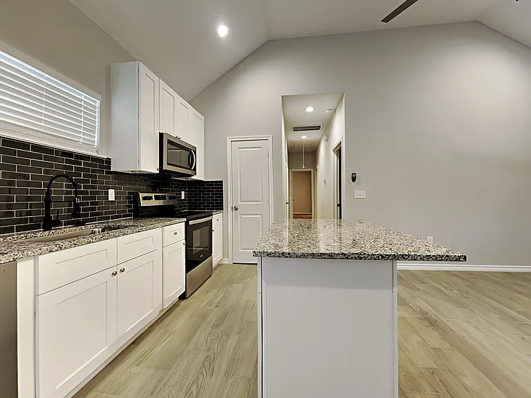 16855 Balmoral — Photo 4